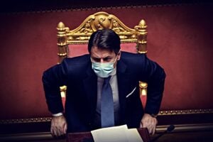 Conte usa ristori e fisco per raccattare senatori