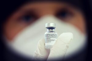 Pfizer tira il freno a mano sulle fiale e così svanisce l’effetto sesta dose