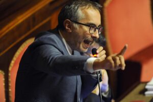 La stampella di Conte curerebbe il Covid usando la marijuana