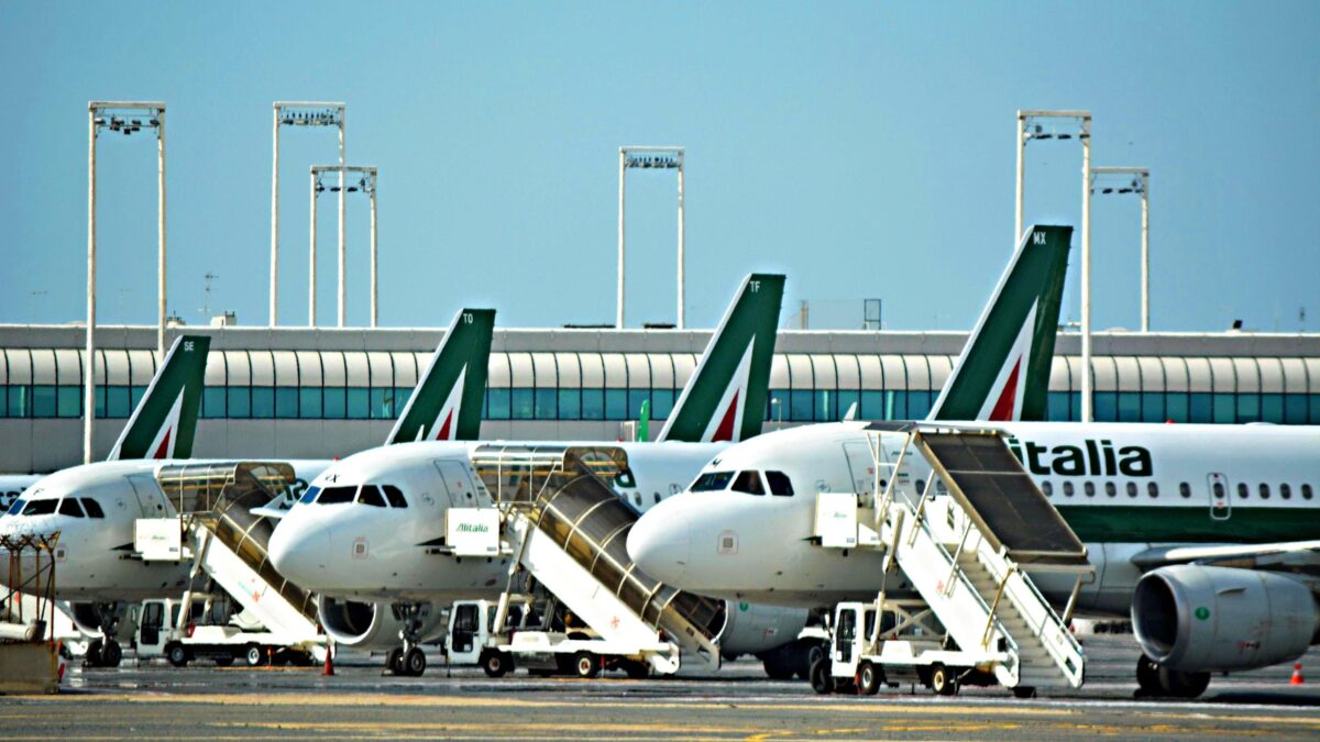 Alitalia ha perso il 90% dei passeggeri. Ora chiede i danni alla gestione di Etihad