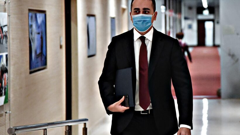 La sfilata a Riad indigna tre grillini: zittiti