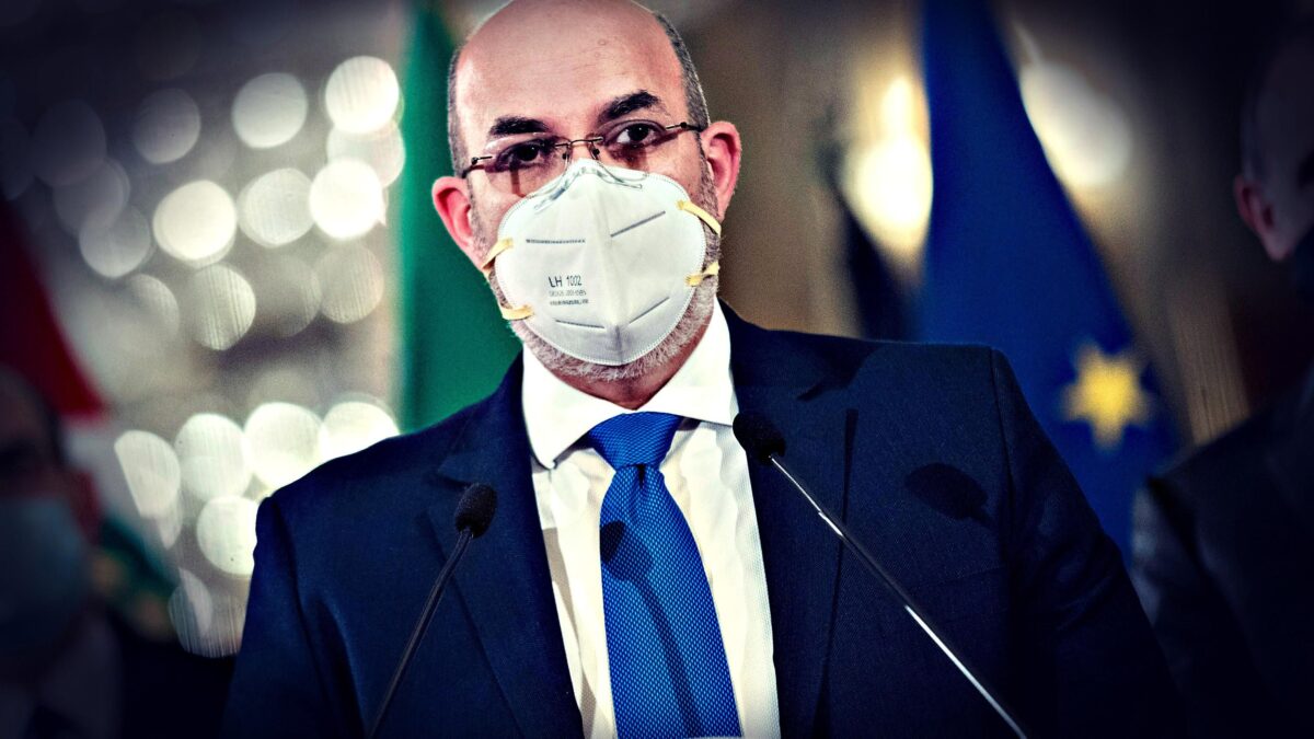 Il M5s cala le brache con il Bullo e si spacca