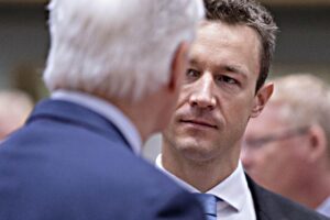 Il ministro austriaco nei guai per l’azzardo imbarazza Gentiloni