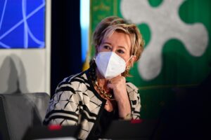 Vaccini, la Lombardia chiede mano libera per cambiare i criteri in base all’emergenza