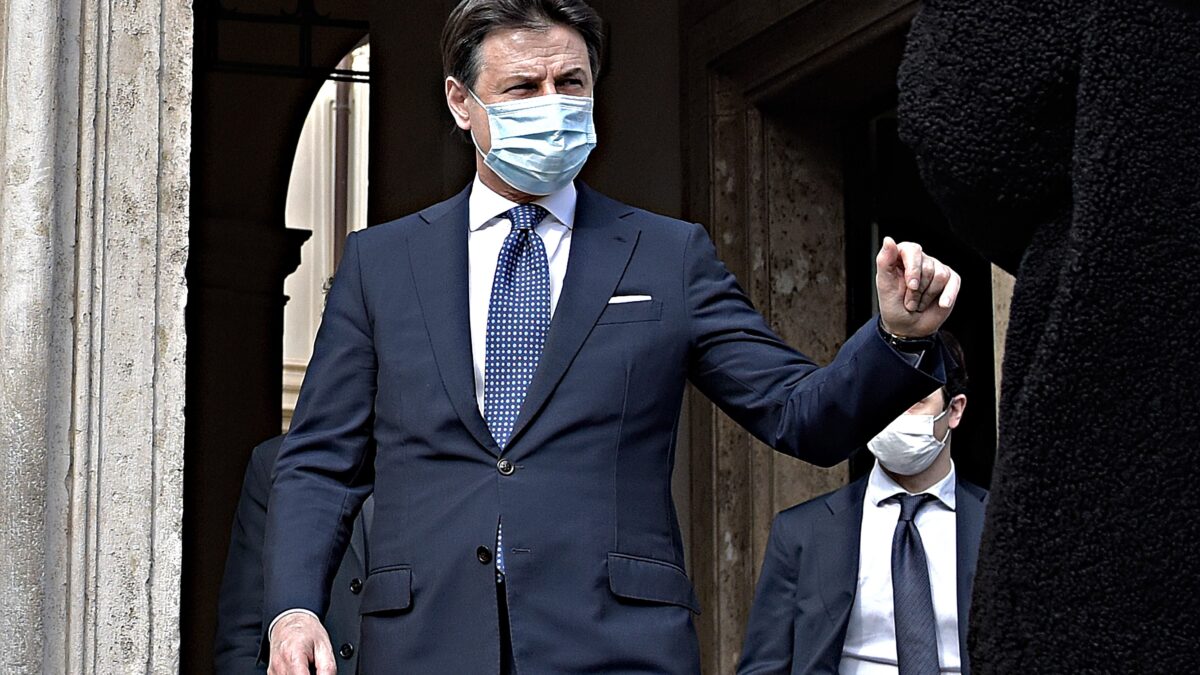 Giuseppi va in piazza a scalare il M5s. E minaccia: «Io ci sarò per sempre»