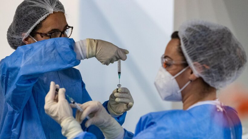 Non ci danno i vaccini ma parlano già di passaporti