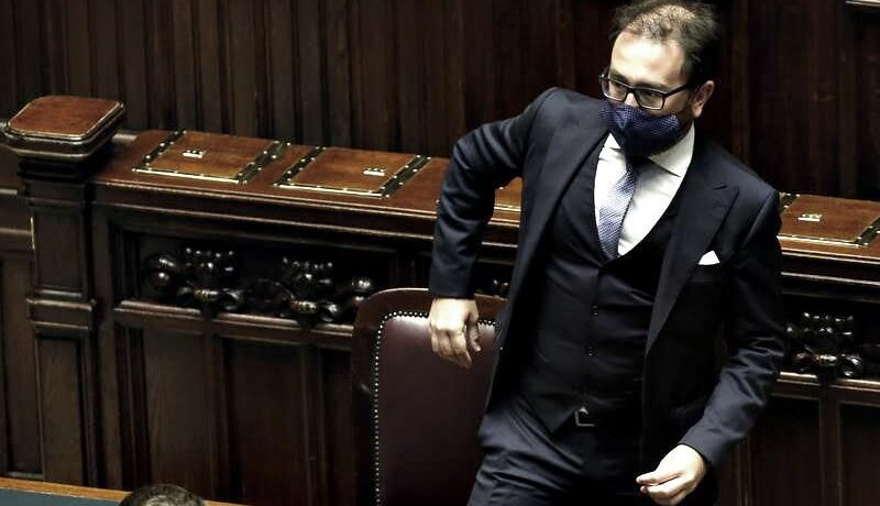 Bonafede e Arcuri pagano 2,5 milioni per 1.600 braccialetti elettronici