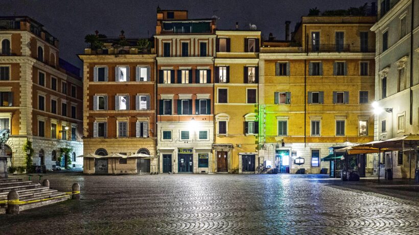 Il premier tace su lockdown e colori però ha almeno falciato le «primule»