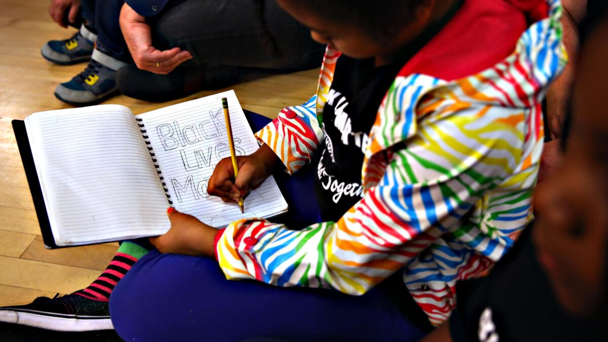 Gli antirazzisti negli Usa lanciano l’indottrinamento gender all’asilo