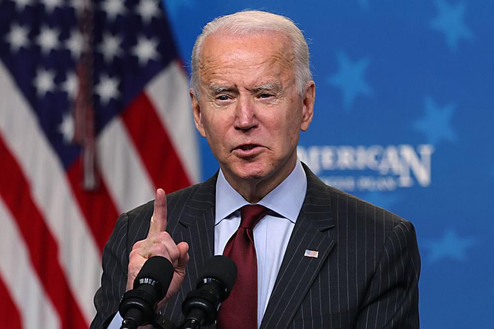 Biden ridà il via alle «guerre giuste». Bombe sulla Siria