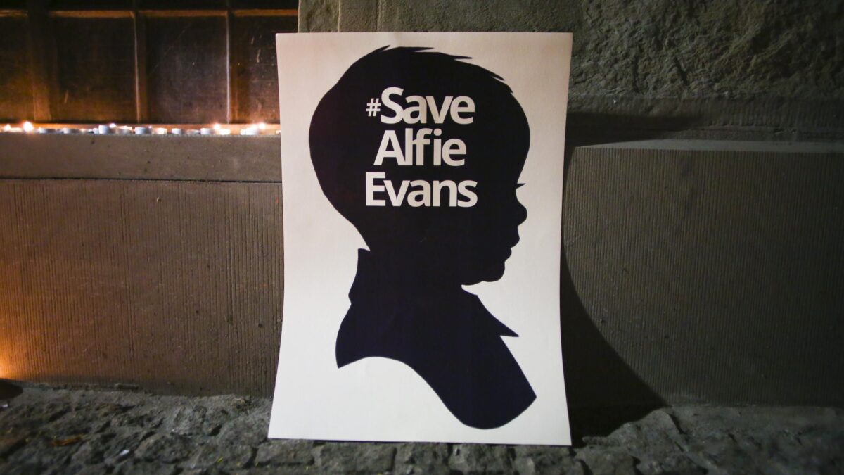 Il giudice di Alfie Evans fa spegnere il respiratore a una mamma in coma