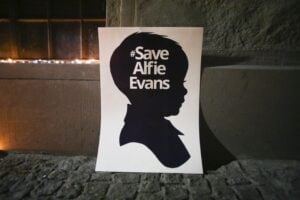 Il giudice di Alfie Evans fa spegnere il respiratore a una mamma in coma