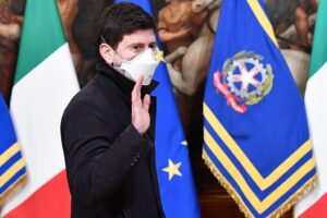 Le ha sbagliate tutte eppure Speranza è ancora al suo posto