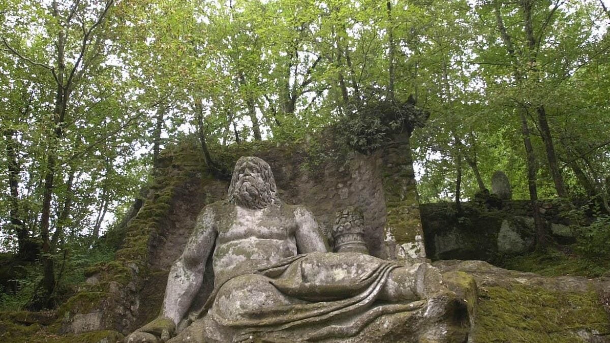 La Terra è un orologio nei parchi delle statue