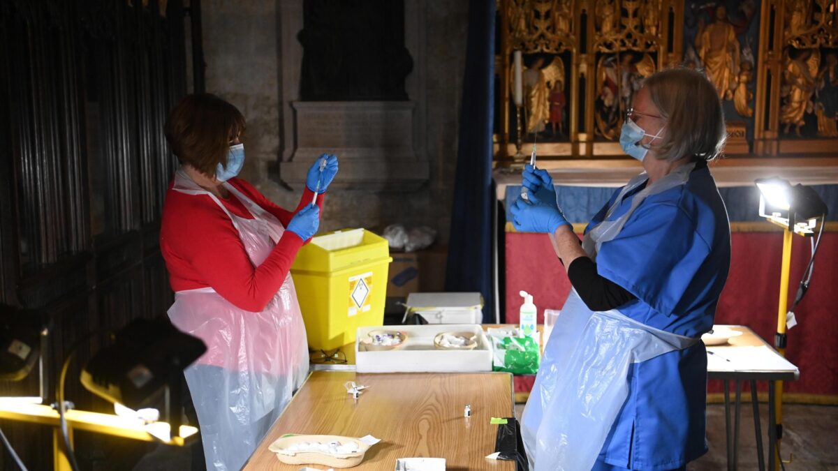 Londra studia il mix di due vaccini. L’Italia sempre più vicina a Sputnik