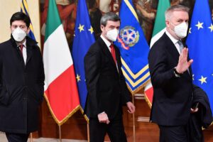 Cari competenti, non sapete fare il palazzo: così lo occupate