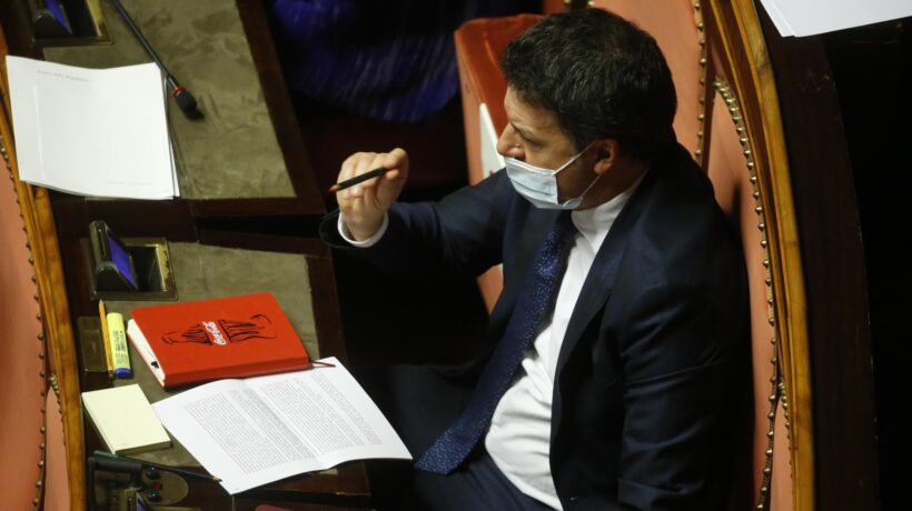 Renzi bloccato al 2%. Per sopravvivere lavora per prendersi l’eredità del Cav