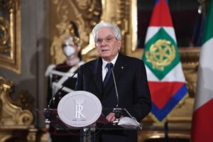 Mattarella «vieta» il voto e chiama Draghi