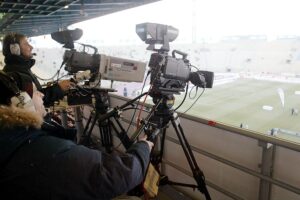 Sky offre di meno e deve ancora 131 milioni alla Serie A. Ma c’è chi la sostiene contro Dazn