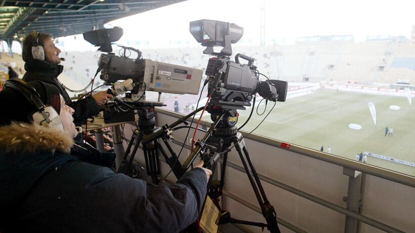 Sky offre di meno e deve ancora 131 milioni alla Serie A. Ma c’è chi la sostiene contro Dazn
