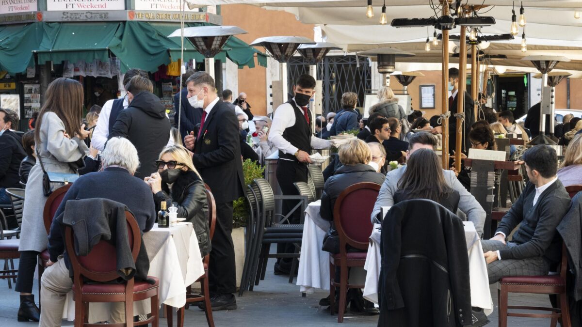 Categorie a pezzi: «Oggi aperti domani si chiude, così impazziamo»