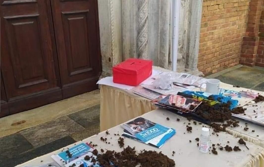 Sterco su banchetto prolife, Pro Vita e Famiglia: «Avvertimento mafioso»