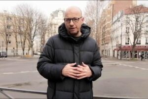 Via al processo ai poliziotti di Macron. Il gilet giallo: «Colpe più in alto»