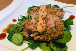 Cuciniamo insieme: tonno al pistacchio, crema di mandorle e spinaci