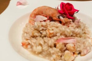 Cuciniamo insieme: risotto alle rose con spumante e mazzancolle