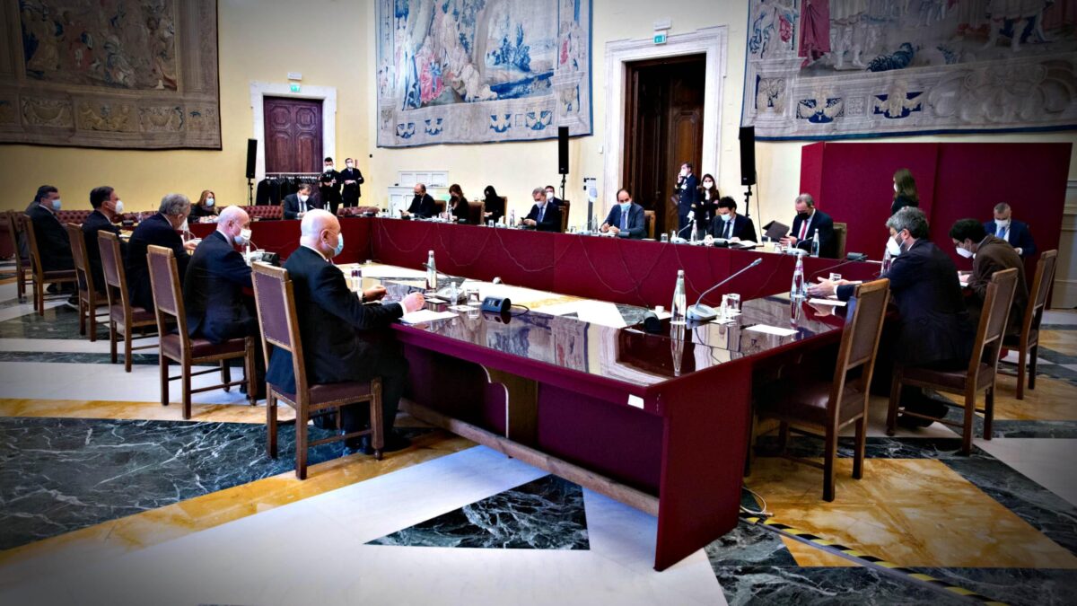 Renzi prende tempo con Mes e Bicamerale. E intanto aspetta un segnale da destra