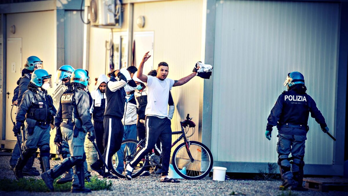 La sinistra a Milano vuole rimettere a piede libero centinaia di immigrati