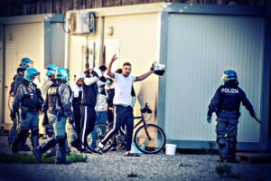 La sinistra a Milano vuole rimettere a piede libero centinaia di immigrati