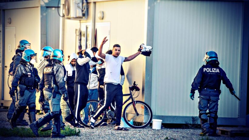 La sinistra a Milano vuole rimettere a piede libero centinaia di immigrati