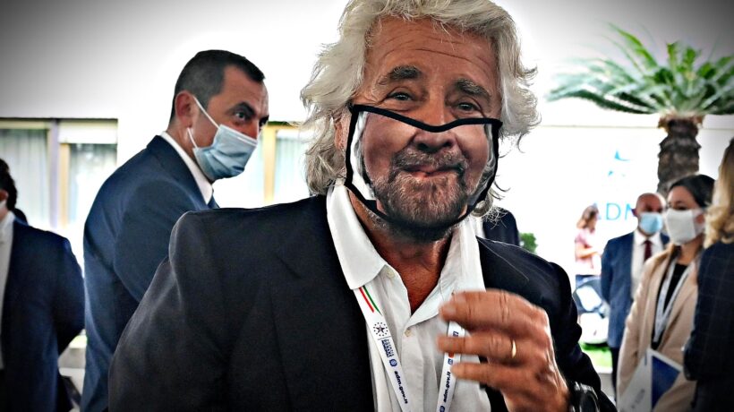 Dagli insulti al bacio della pantofola. Grillo si inginocchia davanti a Draghi