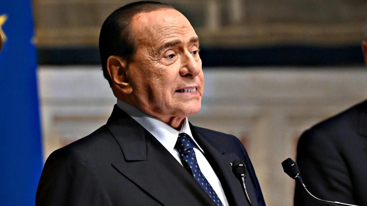 Il Cav vola dall’amico Mario e occupa il palcoscenico: «Noi con te, resta autonomo»
