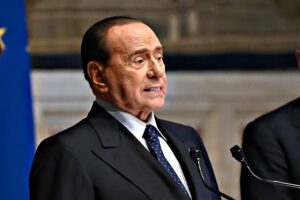 Il Cav vola dall’amico Mario e occupa il palcoscenico: «Noi con te, resta autonomo»