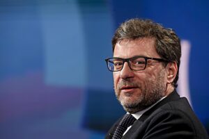 Giorgetti e Farmindustria puntano sull’autarchia. «Polo italiano per i sieri»