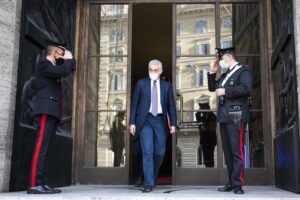 Non solo mascherine: Alitalia, Vaticano, Leonardo. L’inchiesta sulle maxi forniture è una polveriera