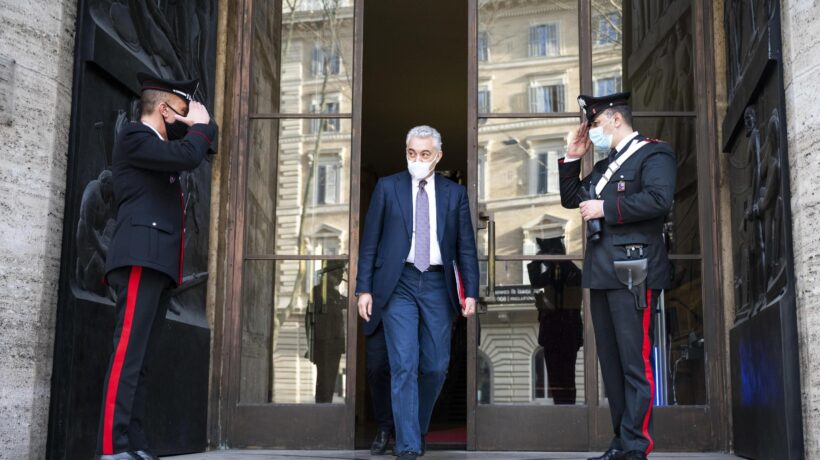 Non solo mascherine: Alitalia, Vaticano, Leonardo. L’inchiesta sulle maxi forniture è una polveriera