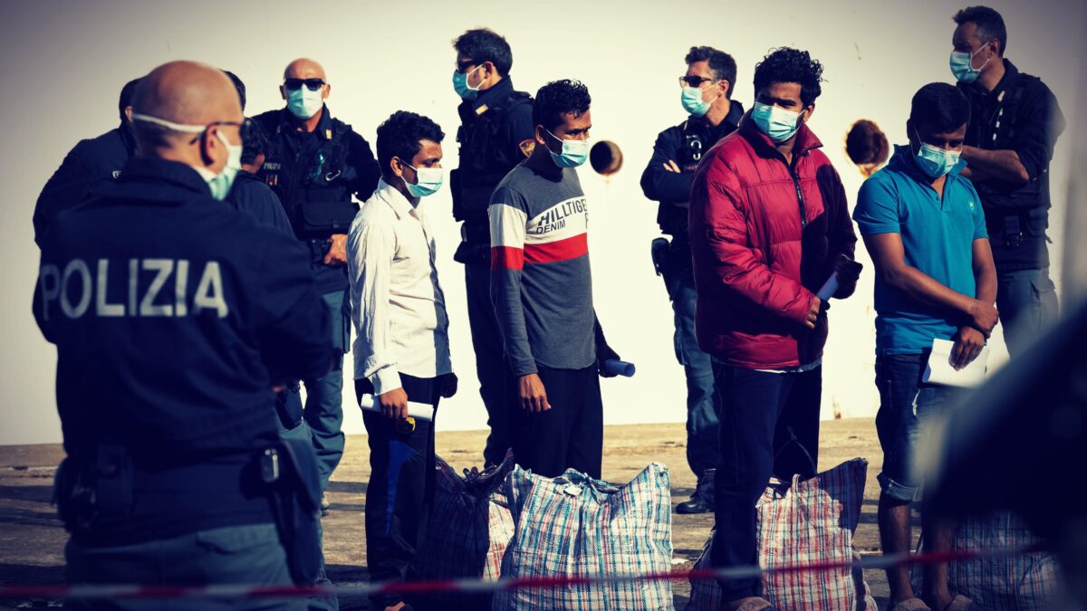 Chi traghetta immigrati fa un mare di soldi