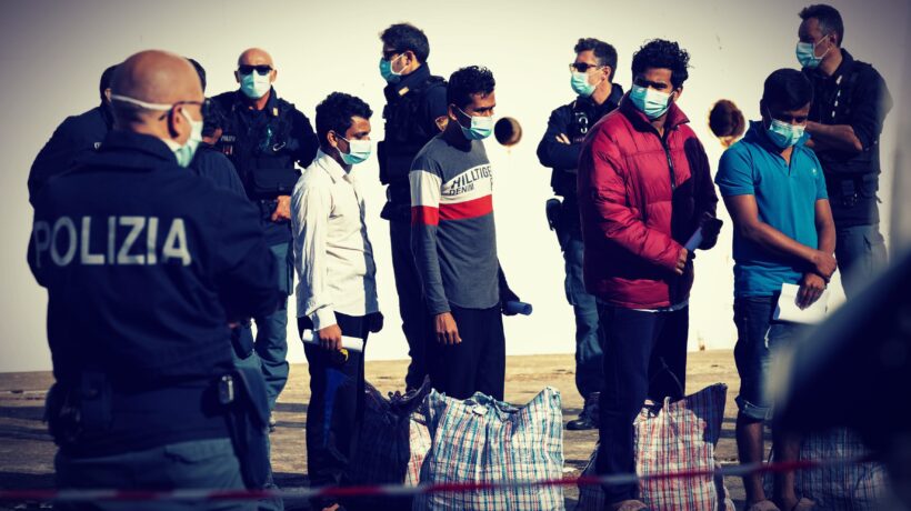 Chi traghetta immigrati fa un mare di soldi