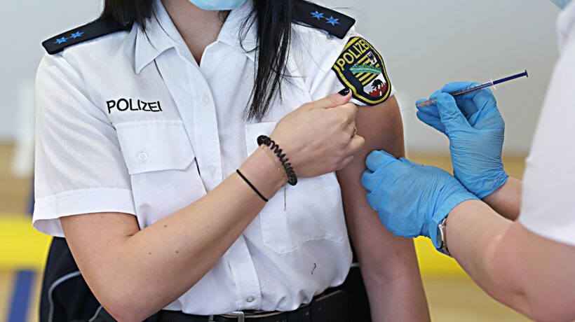 Gli indizi sul giallo dello stop al vaccino conducono tutti alla manina tedesca