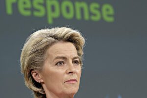 La Ue perde la faccia e rischia di farci perdere pure i vaccini