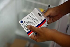 Regione Lazio in ginocchio da Putin per iniziare a produrre lo Sputnik