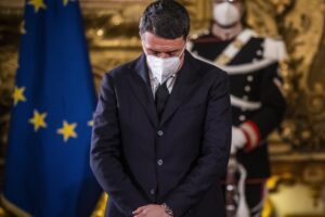 Renzi d’Arabia continua la fuga e ora trucca le carte sui pm