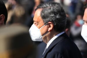 Stop di Draghi all’export in Australia. Fermate 250.000 dosi di Astrazeneca