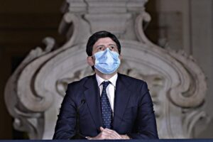 Cade la mascherina di Speranza. Dalla Cina milioni di tarocchi