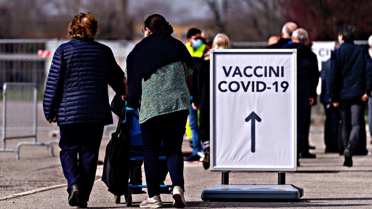Nella corsa al vaccino tutti sorpassano disabili, oncologici e malati a rischio