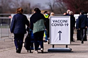 Nella corsa al vaccino tutti sorpassano disabili, oncologici e malati a rischio