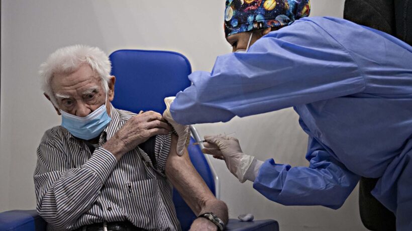 Rsa, sentenza choc per gli operatori. Chi rifiuta il vaccino rischia il posto